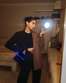 Khushi Kapoor in a double-hued blazer style (Photo: Instagram)