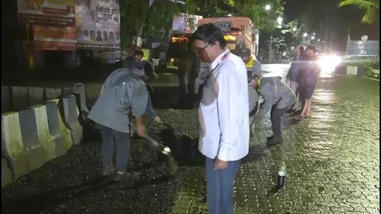 Traffic police officials were also present during the work. (HT PHOTO)