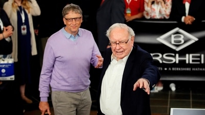 Berkshire Hathaway CEO Warren Buffett (R) talks to Microsoft founder Bill Gates as they play Bridge during the Berkshire Hathaway annual meeting weekend. (Reuters)