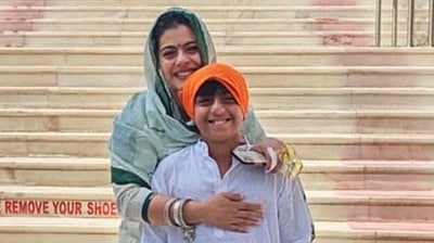 Kajol visits Gurudwara with Yug Devgan on Guru Nanak Jayanti. Kajol visits Gurudwara with Yug Devgan on Guru Nanak Jayanti.
