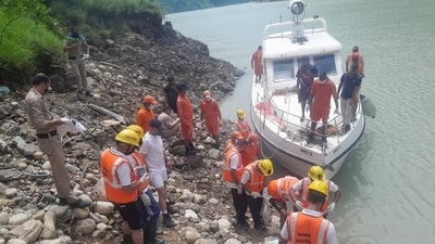 NDRF team retrieves bodies from Satluj river at Dogri near Sunni in Shimla district on Monday. (HT) NDRF team retrieves bodies from Satluj river at Dogri near Sunni in Shimla district on Monday. (HT)