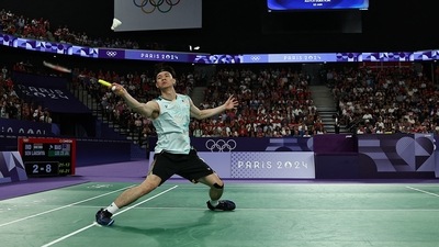 After losing the first game, Lee made a massive turnaround in the last two games to register a big 13-21, 21-16, 21-11 win and clinched the bronze medal. (REUTERS)
