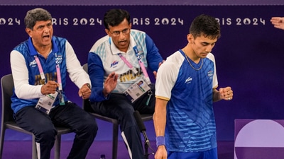 Prakash Padukone (L) cheers Lakshya Sen during the Men's Singles bronze medal badminton match against Malaysia's Lee Zii Jia (PTI)