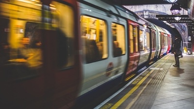 Woman pushes 2 tourists from Mexico onto train tracks at Manhattan subway (Pixabay - representational image)