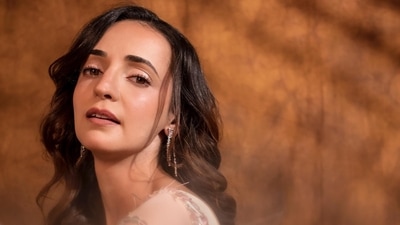 Sanaya Irani is known for her roles in shows such as Miley Jab Hum Tum and Iss Pyaar Ko Kya Naam Doon.