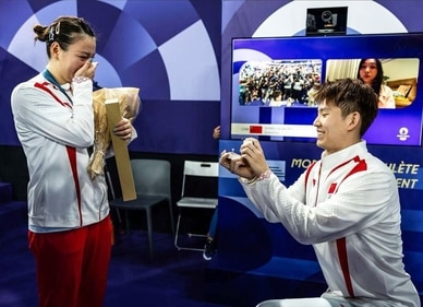 China's badminton player Huang Ya Qiong with her fiancé, Olympic teammate and men's doubles player, Liu Yuchen China's badminton player Huang Ya Qiong with her fiancé, Olympic teammate and men's doubles player, Liu Yuchen