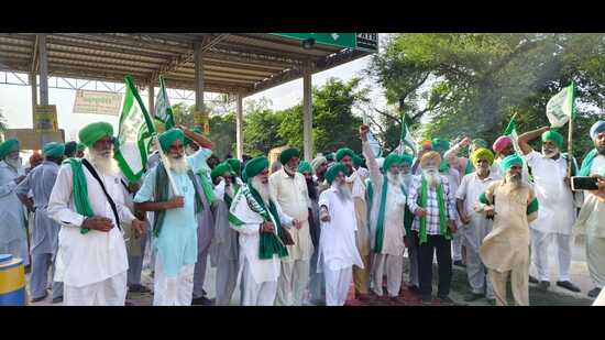 Farmers gathered at an inoperative toll plaza in Maur, Bathinda.