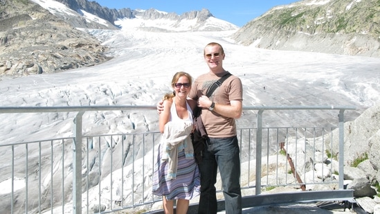 The image shows a picture a man took in front of Rhone Glacier in Switzerland 15 years ago. (X/@misterduncan)