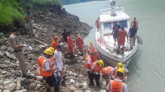 NDRF team retrieves bodies from Satluj river at Dogri near Sunni in Shimla district on Monday. (HT)