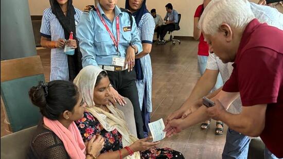 President of Floraville Senior Citizen Residents’ Welfare Association, said that the deceased Veerpal was like family to them and known to them for the last four years, as his death saddened them they decided to provide some monetary aid to his family. (HT Photo)