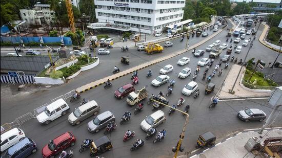 The move is part of the traffic police’s ambitious plan to decongest the city and clear bottlenecks at 32 spots that witness 90% of the city’s traffic jams. (REPRESENTATIVE PHOTO)