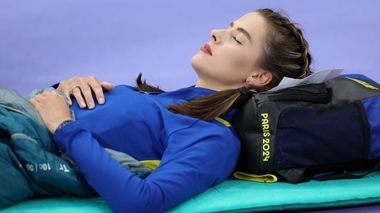 https://www.mobilemasala.com/sports/Ukrainian-high-jumper-snuggles-inside-sleeping-bag-takes-a-nap-before-getting-up-and-winning-Olympics-gold-medal-i287385