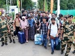 Members of India's Border Security Force (BSF) escort Indian students, who study in Bangladesh, after they crossed over at the Akhaura check post of the India-Bangladesh border in the northeastern Indian state of Tripura, following protests against government job quotas in Bangladesh, July 20, 2024. REUTERS/Jayanta Dey(REUTERS)