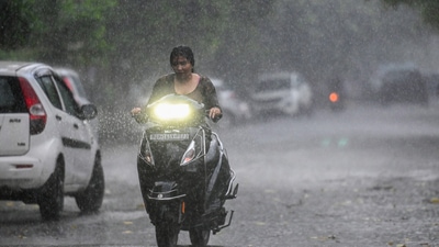 Commuters step out during evening rain at sector 12, in Noida, India, on Sunday, August 04, 2024. (Photo by Sunil Ghosh / Hindustan Times) Commuters step out during evening rain at sector 12, in Noida, India, on Sunday, August 04, 2024. (Photo by Sunil Ghosh / Hindustan Times)