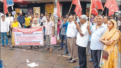 Around 1,500 mutinous hawkers gathered at various spots of the city – Malad, Goregaon, Jogeshwari, Andheri and Mankhurd -- on Tuesday to voice their demands. Around 1,500 mutinous hawkers gathered at various spots of the city – Malad, Goregaon, Jogeshwari, Andheri and Mankhurd -- on Tuesday to voice their demands.