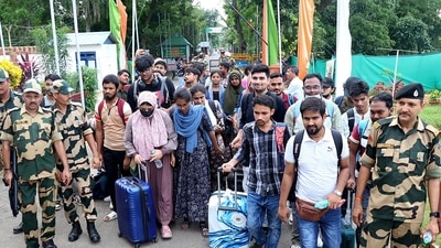 Members of India's Border Security Force (BSF) escort Indian students, who study in Bangladesh, after they crossed over at the Akhaura check post of the India-Bangladesh border in the northeastern Indian state of Tripura, following protests against government job quotas in Bangladesh, July 20, 2024. REUTERS/Jayanta Dey (REUTERS)
