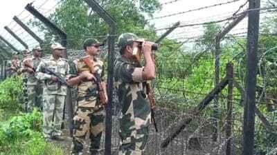 BSF personnel maintaining a strict vigil in areas bordering Bangladesh. (HT Photo) BSF personnel maintaining a strict vigil in areas bordering Bangladesh. (HT Photo)