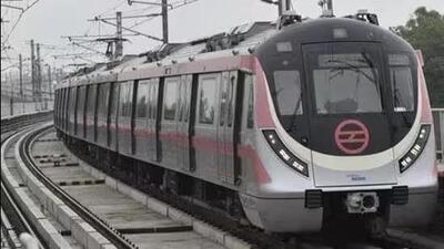 Chandigarh BJP president Jatinder Pal Malhotra and member of party’s national executive Sanjay Tandon on Tuesday met Manohar Lal Khattar, Union minister of housing and urban affairs, in Delhi and urged him to expedite the tricity Metro project. (HT Photo)