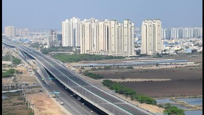 Construction of service roads along the Dwarka Expressway has already begun, and once these are completed, the movement of vehicles will be smooth as entry and exit will happen in a proper manner on this road. (HT PHOTO) Construction of service roads along the Dwarka Expressway has already begun, and once these are completed, the movement of vehicles will be smooth as entry and exit will happen in a proper manner on this road. (HT PHOTO)