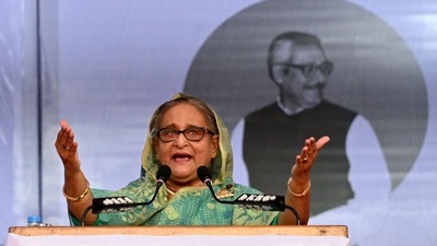 Thousands of Bangladeshi protesters stormed the palace of Prime Minister Sheikh Hasina in Dhaka on August 5, 2024, as she had fled after mass demonstrations demanding that she quit. (AFP) Thousands of Bangladeshi protesters stormed the palace of Prime Minister Sheikh Hasina in Dhaka on August 5, 2024, as she had fled after mass demonstrations demanding that she quit. (AFP)