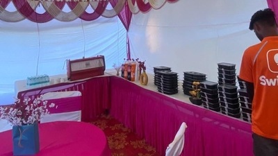 A Swiggy agent delivers a bulk order to a Delhi engagement party. (X/@shhuushhh_) A Swiggy agent delivers a bulk order to a Delhi engagement party. (X/@shhuushhh_)
