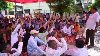 There are over 10,000 contractual sanitation workers deputed under various departments of Noida authority and there are only a handful of regular sanitation workers in the authority. (Sunil Ghosh/HT Photo)
