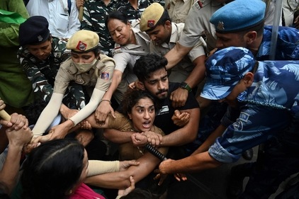 (FILES) Indian wrestlers Vinesh Phogat (C) with others are detained by the police (AFP) (FILES) Indian wrestlers Vinesh Phogat (C) with others are detained by the police (AFP)