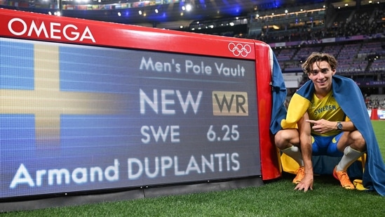 Armand Duplantis celebrates setting the new world record.(AFP)