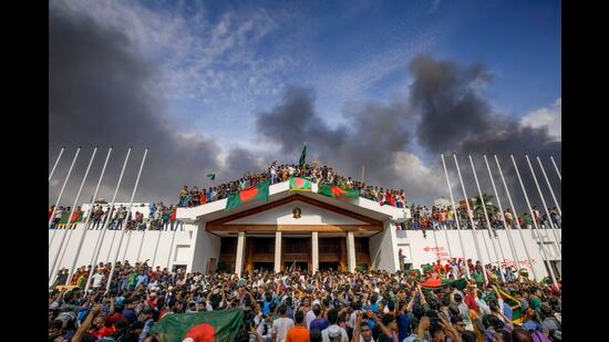 Dhaka : People gather around the residence of Bangladeshi prime minister in Dhaka, Bangladesh, 05 August 2024. (EPA-EFE)