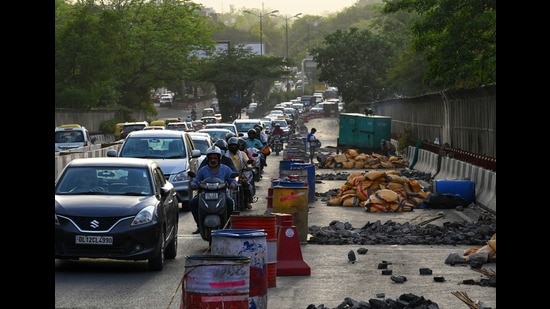 Repair and strengthening work will be carried out on the Outer Ring Road from Chirag Delhi flyover to IIT flyover in south Delhi and is likely to start in September. (HT Photo)