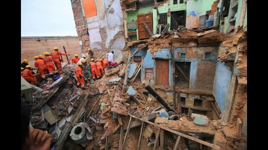 Rescue work at the site of the house collapse in Varanasi lasted around four hours. (HT photo)