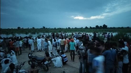 SDRF personnel carrying out rescue operation in Bharatpur on Tuesday. (HT Photo)