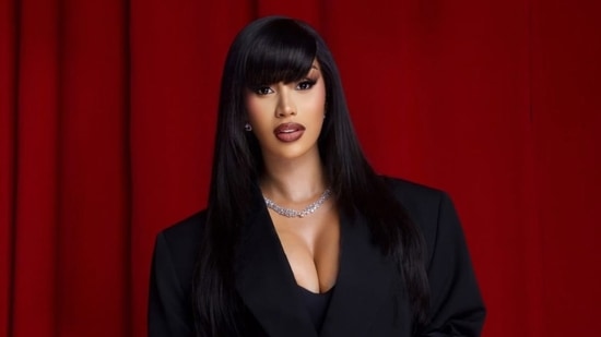 https://www.mobilemasala.com/film-gossip/Cardi-B-gets-embroiled-in-a-heated-argument-with-a-local-in-NYC-Watch-video-i287532