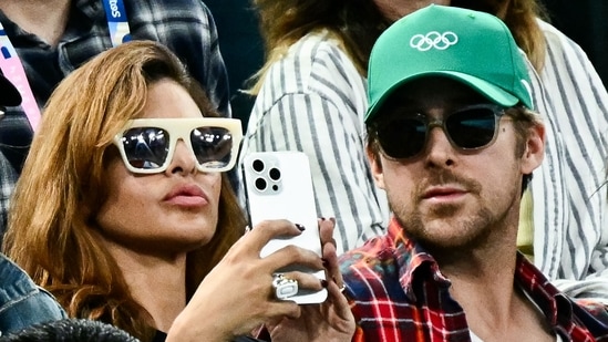 Eva Mendes y su compañero Ryan Gosling asisten a la final femenina de barras asimétricas de gimnasia artística durante los Juegos Olímpicos de París 2024 en el Bercy Arena de París, el 4 de agosto de 2024. (Foto de Loic VENANCE / AFP)