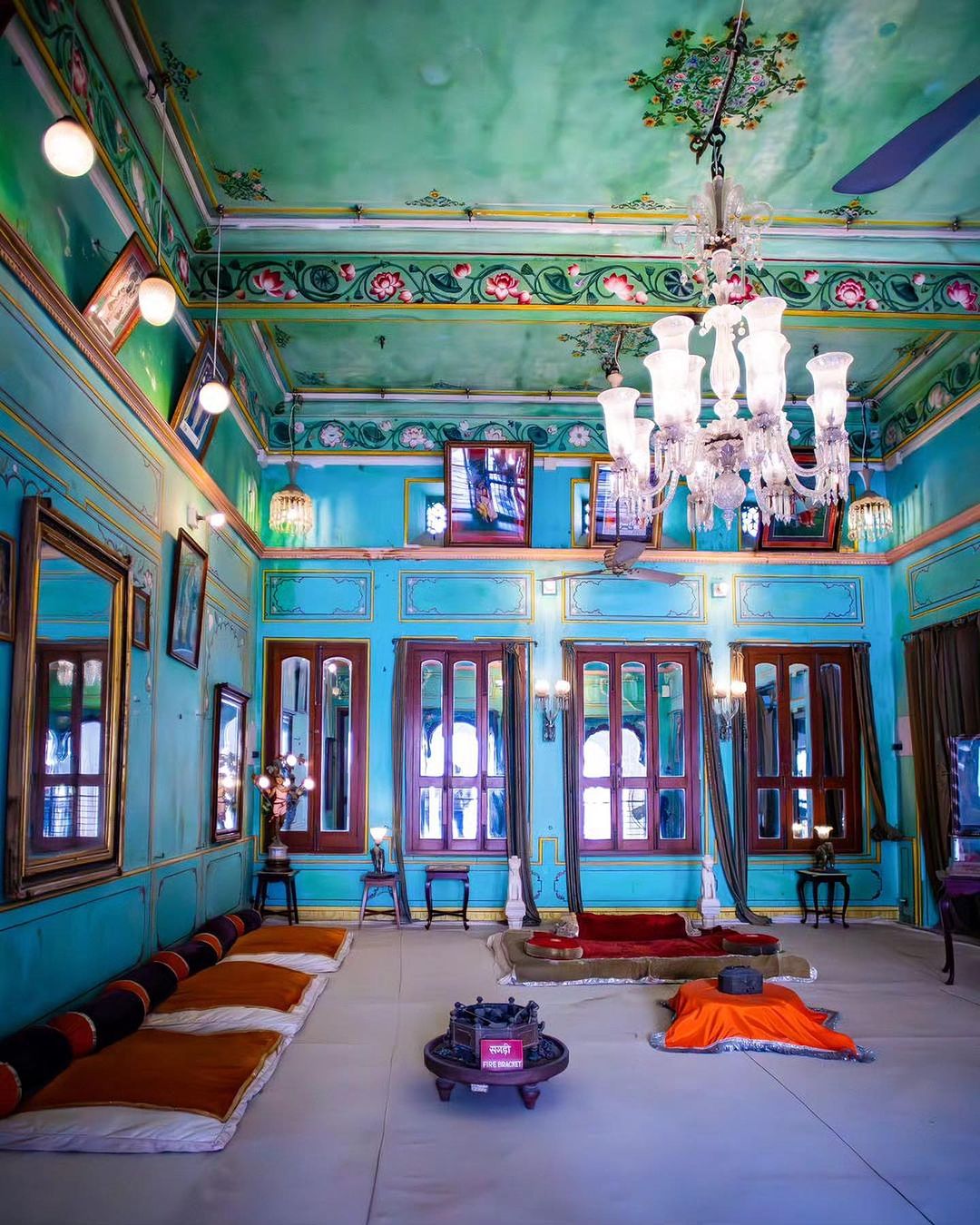The palace features medieval European and Chinese architecture, with the ceilings inside royal chambers featuring age-old art preserved inside. The palace features medieval European and Chinese architecture, with the ceilings inside royal chambers featuring age-old art preserved inside.