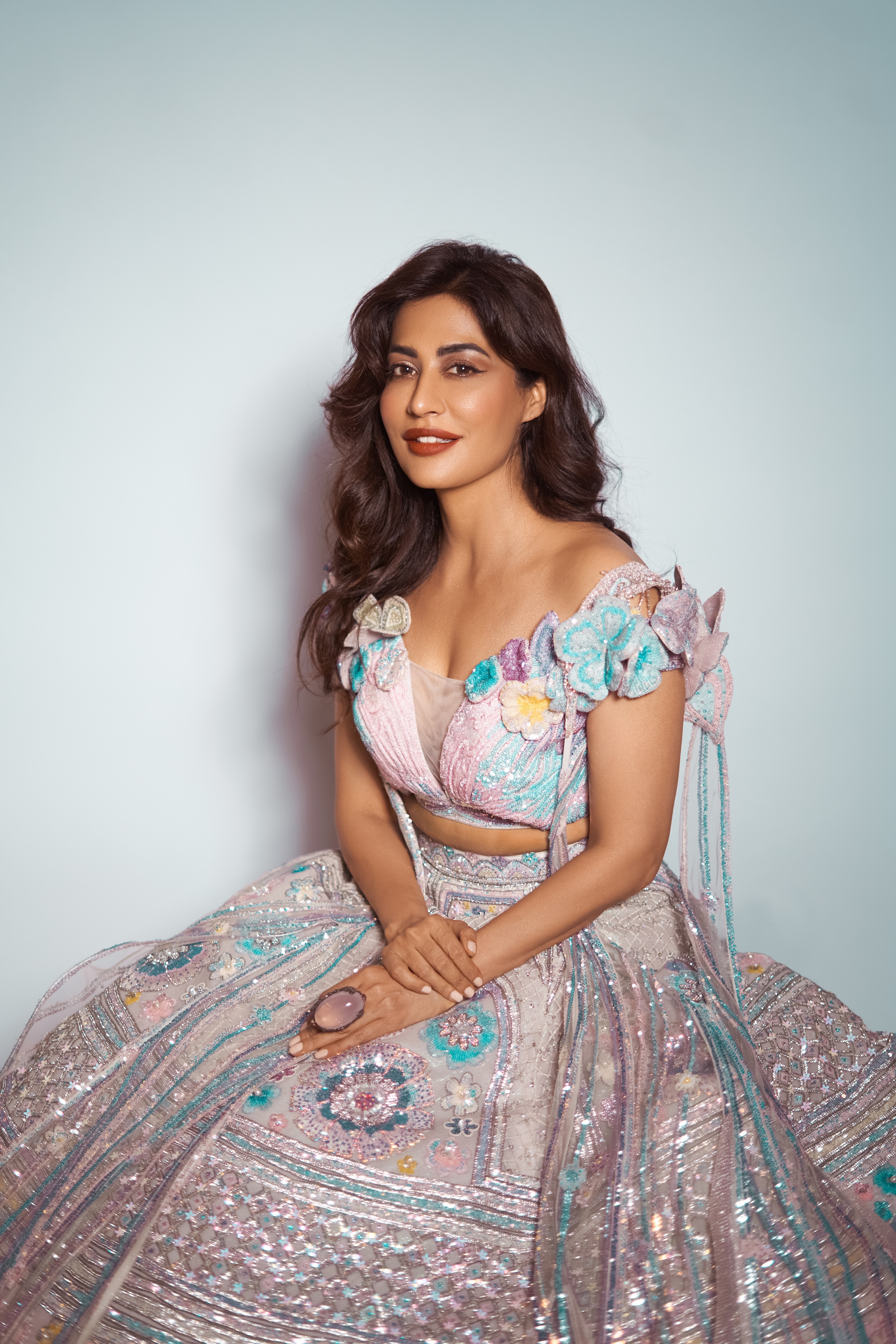 Redefining bridal trends, Chitrangda Singh looks enchanting in a floral embroidered lehenga with sequin and applique work from designer Sulakshana Monga.(Vidhi Godha) Redefining bridal trends, Chitrangda Singh looks enchanting in a floral embroidered lehenga with sequin and applique work from designer Sulakshana Monga.(Vidhi Godha)