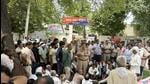 Relatives and neighbours of the deceased hold a demonstration outside the Sohna police station. (Parveen Kumar/HT Photo) Relatives and neighbours of the deceased hold a demonstration outside the Sohna police station. (Parveen Kumar/HT Photo)