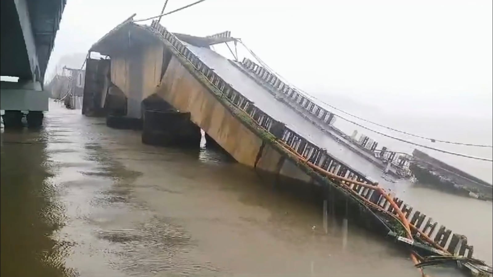 Bridge over Kali river connecting Karnataka and Goa collapses