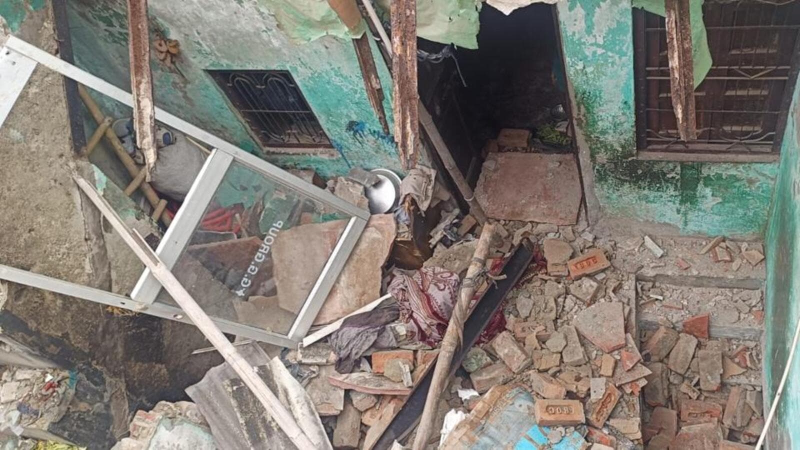 Couple dead, son injured in roof collapse at Kirari house