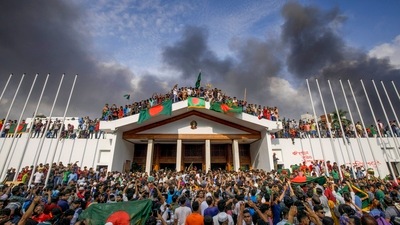People gather around the residence of Bangladeshi prime minister in Dhaka (HT_PRINT) People gather around the residence of Bangladeshi prime minister in Dhaka (HT_PRINT)