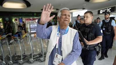 Nobel laureate Muhammad Yunus waves to the media at Charles de Gaulle's airport in Roissy, north of Paris, Wednesday. (AP) Nobel laureate Muhammad Yunus waves to the media at Charles de Gaulle's airport in Roissy, north of Paris, Wednesday. (AP)