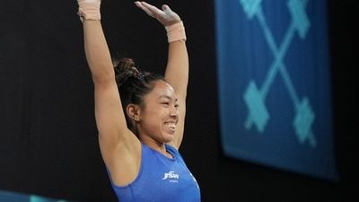 Later, weightlifter Mirabai Chanu, who had been riddled with injuries since she won silver at the Tokyo Olympics, made a good start to the women's 49kg medal event. She was in the bronze medal at the end of the snatch series. (AP) Later, weightlifter Mirabai Chanu, who had been riddled with injuries since she won silver at the Tokyo Olympics, made a good start to the women's 49kg medal event. She was in the bronze medal at the end of the snatch series. (AP)