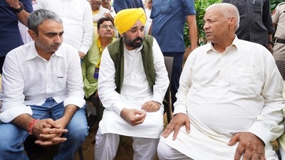 Punjab chief minister Bhagwant Mann interacts with Indian wrestler Vinesh Phogat's uncle Mahavir Phogat, in Charkhi Dadri, Haryana on Thursday. (PTI) Punjab chief minister Bhagwant Mann interacts with Indian wrestler Vinesh Phogat's uncle Mahavir Phogat, in Charkhi Dadri, Haryana on Thursday. (PTI)