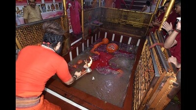 Rituals being performed after the Ganga entered the bade hanuman temple in Prayagraj on Wednesday. (HT Photo) Rituals being performed after the Ganga entered the bade hanuman temple in Prayagraj on Wednesday. (HT Photo)