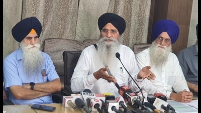 SGPC president Harjinder Singh Dhami (C) with members during a press conference in Amritsar on Wednesday. (Sameer Sehgal/HT) SGPC president Harjinder Singh Dhami (C) with members during a press conference in Amritsar on Wednesday. (Sameer Sehgal/HT)