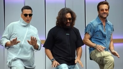 Akshay Kumar, Riteish Deshmukh, and Fardeen Khan recreate steps from Heyy Babyy Akshay Kumar, Riteish Deshmukh, and Fardeen Khan recreate steps from Heyy Babyy