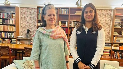 Congress parliamentary party chairperson Sonia Gandhi meets Paris Olympics double medallist Manu Bhaker. Congress parliamentary party chairperson Sonia Gandhi meets Paris Olympics double medallist Manu Bhaker.