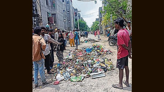 An 18-year-old man was injured on Wednesday as protests over garbage dumping in Giaspura BSUP (basic services to urban poor) flats took a violent turn, officials said. (HT Photo)