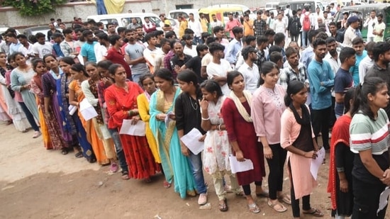 Candidates were seen waiting outside the examination center to appear for the Bihar Police Constable exam in Patna.(Santosh Kumar)