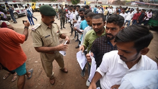 Officials check the admit cards of candidates who came to appear for the Bihar Police Constable Exam in Patna.(Santosh Kumar)